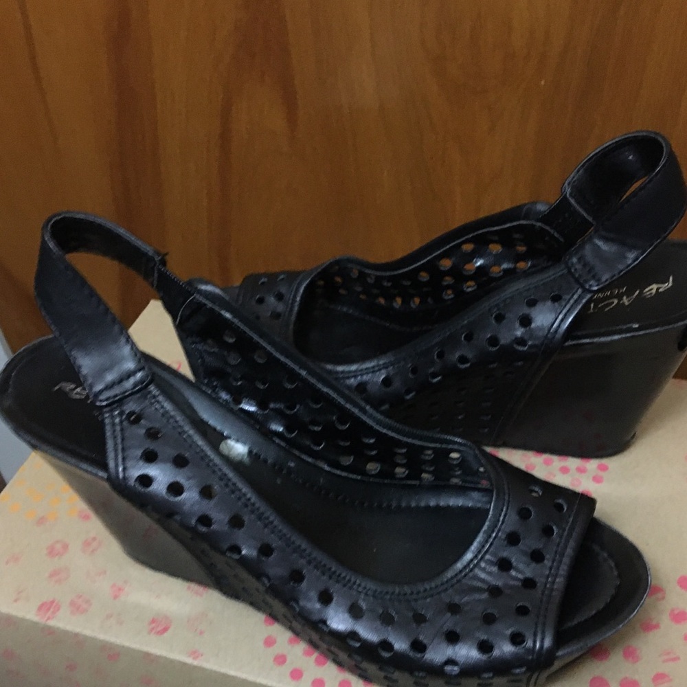 Women Sandals by Kenneth Cole Reaction